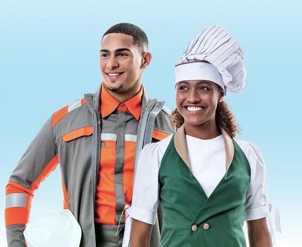 Homem e mulher vestidos com uniformes