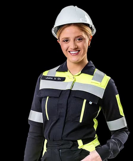 Mulher vestindo uniforme sustentável